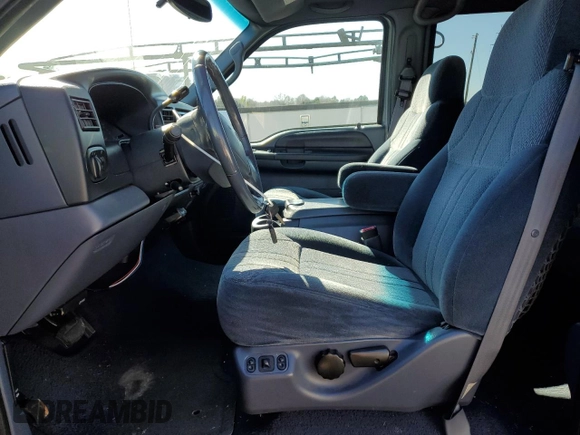 2000 Ford Excursion XLT z VIN 1FMNU41S8YED96108, wystawiony jako Copart lot #89351655 z przebiegiem 141 351 mil mil oraz Szkoda całkowita • Salvage title. Historia ofert i sprzedaży dostępna na DreamBid. Obrazek 7.