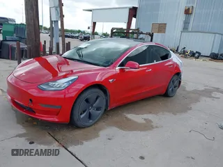 2020 Tesla Model 3 Standard Range Plus z VIN 5YJ3E1EA0LF611657, wystawiony jako IAAI lot #42046234 z przebiegiem 122 557 mil mil oraz . Historia ofert i sprzedaży dostępna na DreamBid. Obrazek 2.