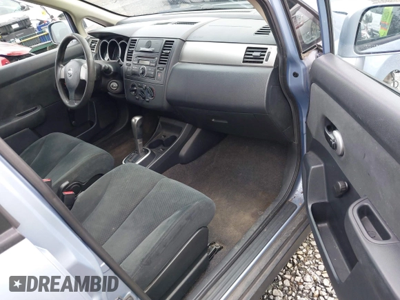 2011 Nissan Versa S z VIN 3N1BC1CP8BL460398, wystawiony jako IAAI lot #41754069 z przebiegiem 239 363 mil mil oraz . Historia ofert i sprzedaży dostępna na DreamBid. Obrazek 5.