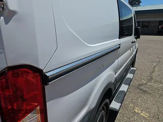 2016 Ford Transit Cargo z VIN 1FTYE1YM5GKB02653, wystawiony jako IAAI lot #42679253 z przebiegiem 136 529 mil mil oraz . Historia ofert i sprzedaży dostępna na DreamBid. Obrazek 1.