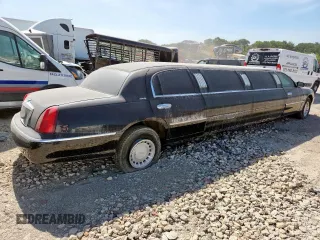 2002 Lincoln Town Car Executive with VIN 1L1FM81W02Y635348, listed as a Copart auction lot 61639325 with 88,597 mi miles and Clean title. Bid and sale history available at DreamBid. Image 3.