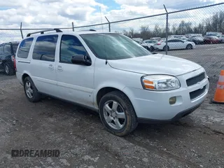 2008 Chevrolet Uplander 1LT z VIN 1GNDV33108D101611, wystawiony jako IAAI lot #41890366 z przebiegiem 243 569 mil mil oraz . Historia ofert i sprzedaży dostępna na DreamBid. Obrazek 1.