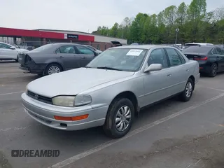 1993 Toyota Camry LE z VIN 4T1SK12E0PU290398, wystawiony jako IAAI lot #42032664 z przebiegiem 264 922 mil mil oraz . Historia ofert i sprzedaży dostępna na DreamBid. Obrazek 17.