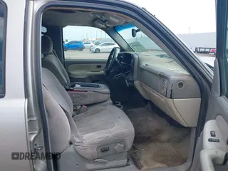 2002 Chevrolet Tahoe LS z VIN 1GNEC13V22R206341, wystawiony jako IAAI lot #42436560 z przebiegiem 271 904 mil mil oraz . Historia ofert i sprzedaży dostępna na DreamBid. Obrazek 5.