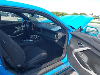 2023 Chevrolet Camaro 1LT с VIN 1G1FB1RS3P0108386, выставлен на аукционе IAAI как лот 42345860 с пробегом 28 488 миль миль и . История ставок и продаж доступна на DreamBid. Изображение 5.
