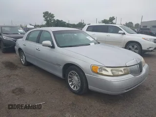 2001 Lincoln Town Car Signature z VIN 1LNHM82WX1Y697831, wystawiony jako IAAI lot #42494909 z przebiegiem 202 805 mil mil oraz . Historia ofert i sprzedaży dostępna na DreamBid. Obrazek 1.