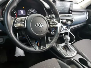 2021 Kia Seltos S z VIN KNDEUCA22M7057082, wystawiony jako Copart lot #46253545 z przebiegiem 67 733 mil mil oraz Szkoda całkowita • Salvage title. Historia ofert i sprzedaży dostępna na DreamBid. Obrazek 7.