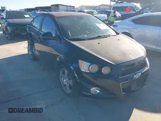 2012 Chevrolet Sonic LTZ z VIN 1G1JE5SHXC4101896, wystawiony jako IAAI lot #41036155 z przebiegiem 170 422 mil mil oraz . Historia ofert i sprzedaży dostępna na DreamBid. Obrazek 1.