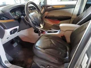 2017 Lincoln MKC Select z VIN 5LMCJ2C92HUL12902, wystawiony jako Copart lot #53994805 z przebiegiem 122 581 mil mil oraz Szkody całkowita. Historia ofert i sprzedaży dostępna na DreamBid. Obrazek 7.
