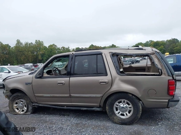 2001 Ford Expedition XLT with VIN 1FMPU16L31LB39187, listed as a IAAI auction lot 40405470 with 1 mi miles. Bid and sale history available at carsss.com. Image 15.