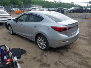 2017 Mazda 3 Grand Touring z VIN 3MZBN1W30HM133185, wystawiony jako IAAI lot #42279730 z przebiegiem 6 518 mil mil oraz . Historia ofert i sprzedaży dostępna na DreamBid. Obrazek 3.