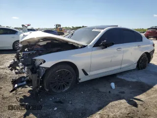 2020 BMW 5 Series 530i z VIN WBAJR3C01LWW68055, wystawiony jako Copart lot #56959985 z przebiegiem Nie podano mil oraz Nie do naprawy. Historia ofert i sprzedaży dostępna na DreamBid. Obrazek 1.