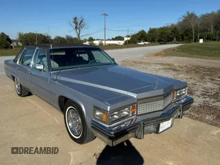 1979 Cadillac Fleetwood z VIN 6B69S99265014, wystawiony jako Copart lot #77011414 z przebiegiem 80 673 mil mil oraz Tytuł czysty. Historia ofert i sprzedaży dostępna na DreamBid. Obrazek 1.