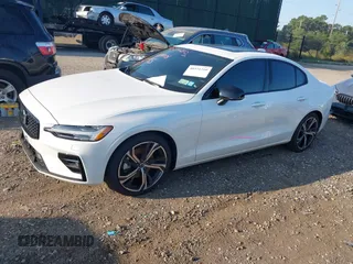 2024 Volvo S60 Plus Dark Theme z VIN 7JRL12TL6RG310347, wystawiony jako IAAI lot #40331210 z przebiegiem 1 259 mil mil oraz . Historia ofert i sprzedaży dostępna na DreamBid. Obrazek 2.