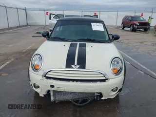 2011 MINI Hardtop z VIN WMWSU3C52BT092653, wystawiony jako IAAI lot #41788535 z przebiegiem 161 510 mil mil oraz . Historia ofert i sprzedaży dostępna na DreamBid. Obrazek 12.