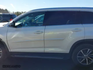 2019 Toyota Highlander SE with VIN 5TDJZRFH2KS623101, listed as a IAAI auction lot 41676210 with 65,697 mi miles. Bid and sale history available at carsss.com. Image 15.