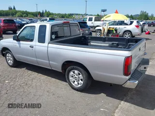 2000 Nissan Frontier XE z VIN 1N6DD26S2YC426161, wystawiony jako IAAI lot #42143414 z przebiegiem 206 698 mil mil oraz . Historia ofert i sprzedaży dostępna na DreamBid. Obrazek 3.