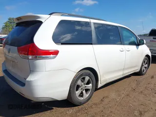 2011 Toyota Sienna LE AAS with VIN 5TDKK3DC5BS057805, listed as a IAAI auction lot 41630470 with 172,345 mi miles. Bid and sale history available at carsss.com. Image 4.