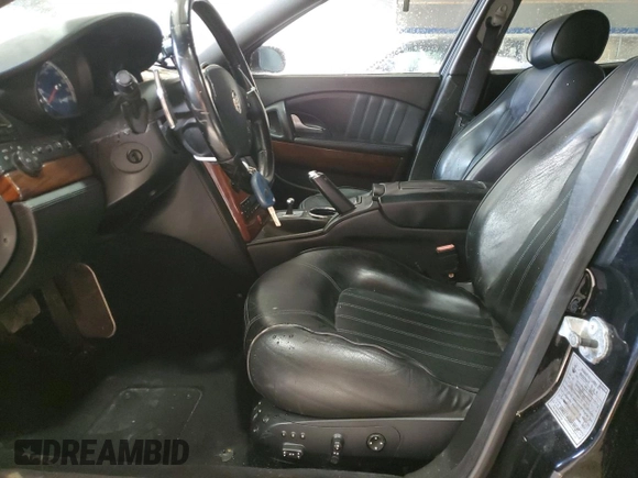 2005 Maserati Quattroporte z VIN ZAMCE39A050015127, wystawiony jako Copart lot #85957714 z przebiegiem 88 278 mil mil oraz Czysty tytuł • Clean title. Historia ofert i sprzedaży dostępna na DreamBid. Obrazek 7.