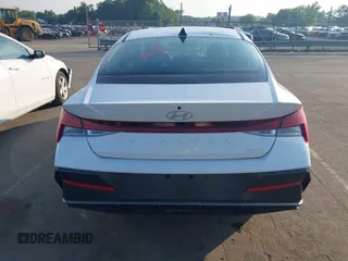 2025 Hyundai Elantra Limited z VIN KMHLP4DG5SU891076, wystawiony jako IAAI lot #42488943 z przebiegiem 9 299 mil mil oraz . Historia ofert i sprzedaży dostępna na DreamBid. Obrazek 16.