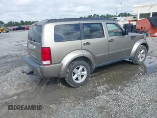 2007 Dodge Nitro SLT z VIN 1D8GT58KX7W689384, wystawiony jako IAAI lot #42139632 z przebiegiem 242 166 mil mil oraz . Historia ofert i sprzedaży dostępna na DreamBid. Obrazek 4.