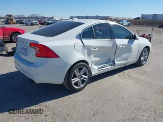 2015 Volvo S60 T5 Drive-E Premier z VIN YV140MFKXF1351769, wystawiony jako IAAI lot #41392860 z przebiegiem 56 920 mil mil oraz . Historia ofert i sprzedaży dostępna na DreamBid. Obrazek 4.