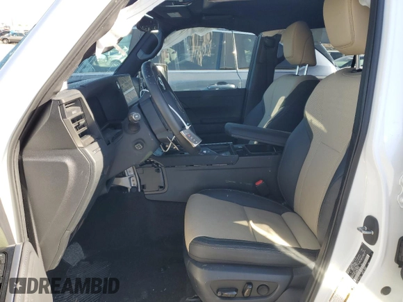 2024 Lexus GX 550 Premium z VIN JTJTBCDX5R5016112, wystawiony jako Copart lot #47686805 z przebiegiem 11 688 mil mil oraz Szkoda całkowita • Salvage title. Historia ofert i sprzedaży dostępna na DreamBid. Obrazek 7.