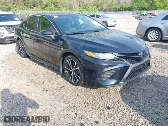 2020 Toyota Camry SE z VIN 4T1G11AK7LU970275, wystawiony jako IAAI lot #42149780 z przebiegiem 67 969 mil mil oraz . Historia ofert i sprzedaży dostępna na DreamBid. Obrazek 1.