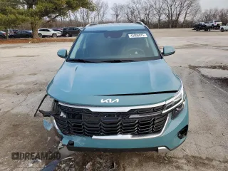 2025 Kia Seltos EX z VIN KNDERCAAXS7674526, wystawiony jako Copart lot #43906075 z przebiegiem 4430 mil mil oraz Szkody całkowita. Historia ofert i sprzedaży dostępna na DreamBid. Obrazek 5.