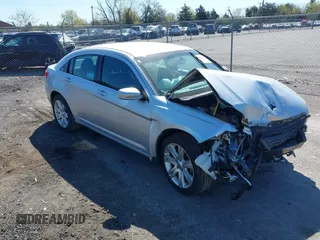 2012 Chrysler 200 Touring z VIN 1C3CCBBG7CN175089, wystawiony jako IAAI lot #42063106 z przebiegiem 156 722 mil mil oraz . Historia ofert i sprzedaży dostępna na DreamBid. Obrazek 1.