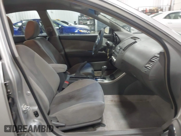 2005 Nissan Altima S z VIN 1N4AL11D25C954795, wystawiony jako IAAI lot #42411814 z przebiegiem 173 157 mil mil oraz . Historia ofert i sprzedaży dostępna na DreamBid. Obrazek 5.