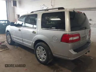 2007 Lincoln Navigator z VIN 5LMFU28547LJ18998, wystawiony jako IAAI lot #42515060 z przebiegiem 209 814 mil mil oraz . Historia ofert i sprzedaży dostępna na DreamBid. Obrazek 3.
