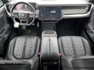 2022 Rivian R1T Adventure z VIN 7FCTGAAA9NN014280, wystawiony jako Copart lot #49723355 z przebiegiem 28 601 mil mil oraz Szkody całkowita. Historia ofert i sprzedaży dostępna na DreamBid. Obrazek 8.