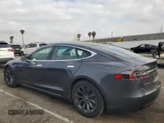 2018 Tesla Model S 75D z VIN 5YJSA1E26JF288227, wystawiony jako Copart lot #54075285 z przebiegiem 49 815 mil mil oraz Szkoda całkowita • Salvage title. Historia ofert i sprzedaży dostępna na DreamBid. Obrazek 2.