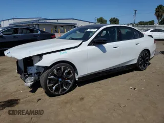 2024 BMW i5 M60 z VIN WBY43FK04RCR72042, wystawiony jako Copart lot #70827834 z przebiegiem 898 mil mil oraz Szkody całkowita. Historia ofert i sprzedaży dostępna na DreamBid. Obrazek 1.
