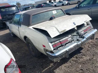 1985 Oldsmobile Toronado Custom Brougham z VIN 1G3EZ57YXFE315260, wystawiony jako IAAI lot #42051171 z przebiegiem Nie podano mil oraz . Historia ofert i sprzedaży dostępna na DreamBid. Obrazek 3.