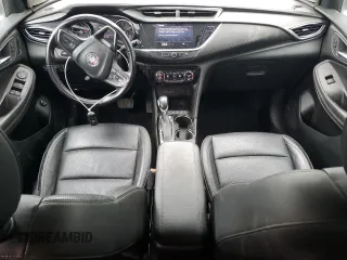 2021 Buick Encore GX Essence z VIN KL4MMGSL0MB037639, wystawiony jako Copart lot #41734685 z przebiegiem 36 789 mil mil oraz Czysty tytuł • Clean title. Historia ofert i sprzedaży dostępna na DreamBid. Obrazek 8.