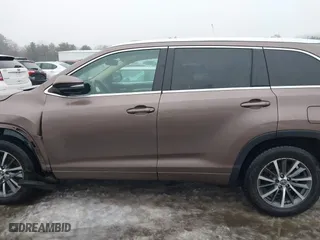 2017 Toyota Highlander XLE with VIN 5TDJZRFH9HS363191, listed as a IAAI auction lot 41642975 with 255,219 mi miles. Bid and sale history available at carsss.com. Image 14.