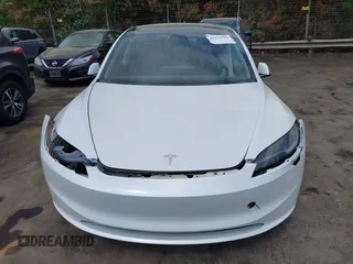 2025 Tesla Model 3 Long Range z VIN 5YJ3E1EAXSF929042, wystawiony jako IAAI lot #41929594 z przebiegiem 116 mil mil oraz . Historia ofert i sprzedaży dostępna na DreamBid. Obrazek 12.