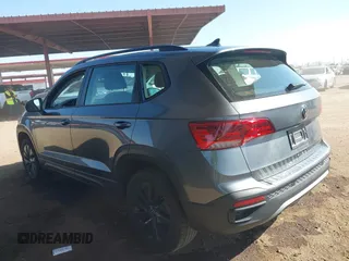 2024 Volkswagen Taos S z VIN 3VV5X7B24RM123644, wystawiony jako IAAI lot #42247698 z przebiegiem 8 097 mil mil oraz . Historia ofert i sprzedaży dostępna na DreamBid. Obrazek 3.