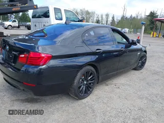 2012 BMW 5 Series 550i xDrive z VIN WBAFU9C55CC787098, wystawiony jako IAAI lot #42031582 z przebiegiem 87 095 mil mil oraz . Historia ofert i sprzedaży dostępna na DreamBid. Obrazek 4.