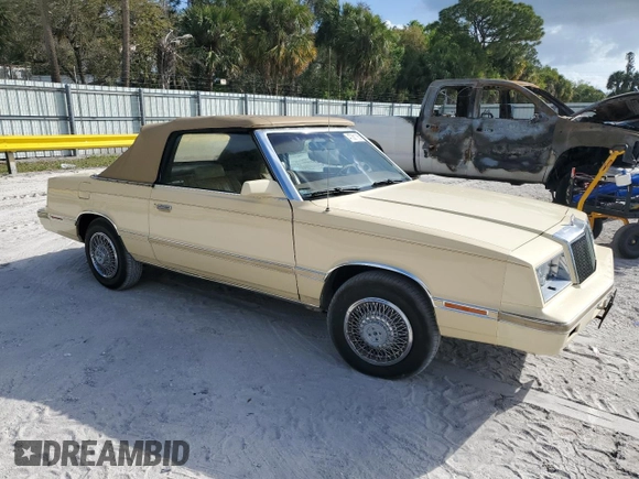 1982 Chrysler LeBaron z VIN 1C3BC45B6CG185348, wystawiony jako Copart lot #47381185 z przebiegiem 69 381 mil mil oraz Tytuł czysty. Historia ofert i sprzedaży dostępna na DreamBid. Obrazek 4.