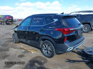 2021 Kia Seltos EX z VIN KNDERCAA6M7110505, wystawiony jako IAAI lot #41645002 z przebiegiem 45 403 mil mil oraz . Historia ofert i sprzedaży dostępna na DreamBid. Obrazek 3.
