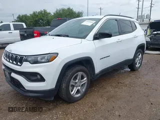 2024 Jeep Compass Latitude с VIN 3C4NJDBN3RT597390, выставлен на аукционе IAAI как лот 42499864 с пробегом 42 699 миль миль и . История ставок и продаж доступна на DreamBid. Изображение 2.