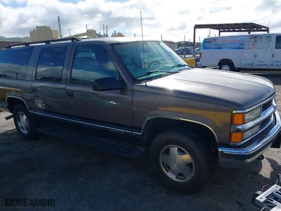 1997 Chevrolet Suburban with VIN 1GNFK16RXVJ439165, listed as a IAAI auction lot 41796768 with 131,020 mi miles. Bid and sale history available at carsss.com. Image 1.