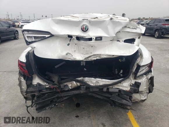 2018 Alfa Romeo Giulia z VIN ZARFAEBN0J7563478, wystawiony jako Copart lot #55683915 z przebiegiem 110 134 mil mil oraz Szkody całkowita. Historia ofert i sprzedaży dostępna na DreamBid. Obrazek 6.
