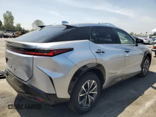 2025 Lexus RZ 300e Premium z VIN JTJABABB3SA007988, wystawiony jako Copart lot #54241965 z przebiegiem 2 633 mil mil oraz Szkoda całkowita • Salvage title. Historia ofert i sprzedaży dostępna na DreamBid. Obrazek 3.