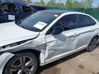 2020 Volkswagen Jetta S z VIN 3VWC57BU0LM100105, wystawiony jako IAAI lot #42213806 z przebiegiem 53 707 mil mil oraz . Historia ofert i sprzedaży dostępna na DreamBid. Obrazek 13.