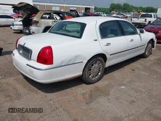 2009 Lincoln Town Car Signature Limited z VIN 2LNHM82V89X631457, wystawiony jako IAAI lot #42304251 z przebiegiem 116 211 mil mil oraz . Historia ofert i sprzedaży dostępna na DreamBid. Obrazek 4.