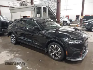 2021 Ford Mustang Mach-E Premium z VIN 3FMTK3SU7MMA04683, wystawiony jako IAAI lot #41605693 z przebiegiem 56 801 mil mil oraz . Historia ofert i sprzedaży dostępna na DreamBid. Obrazek 1.